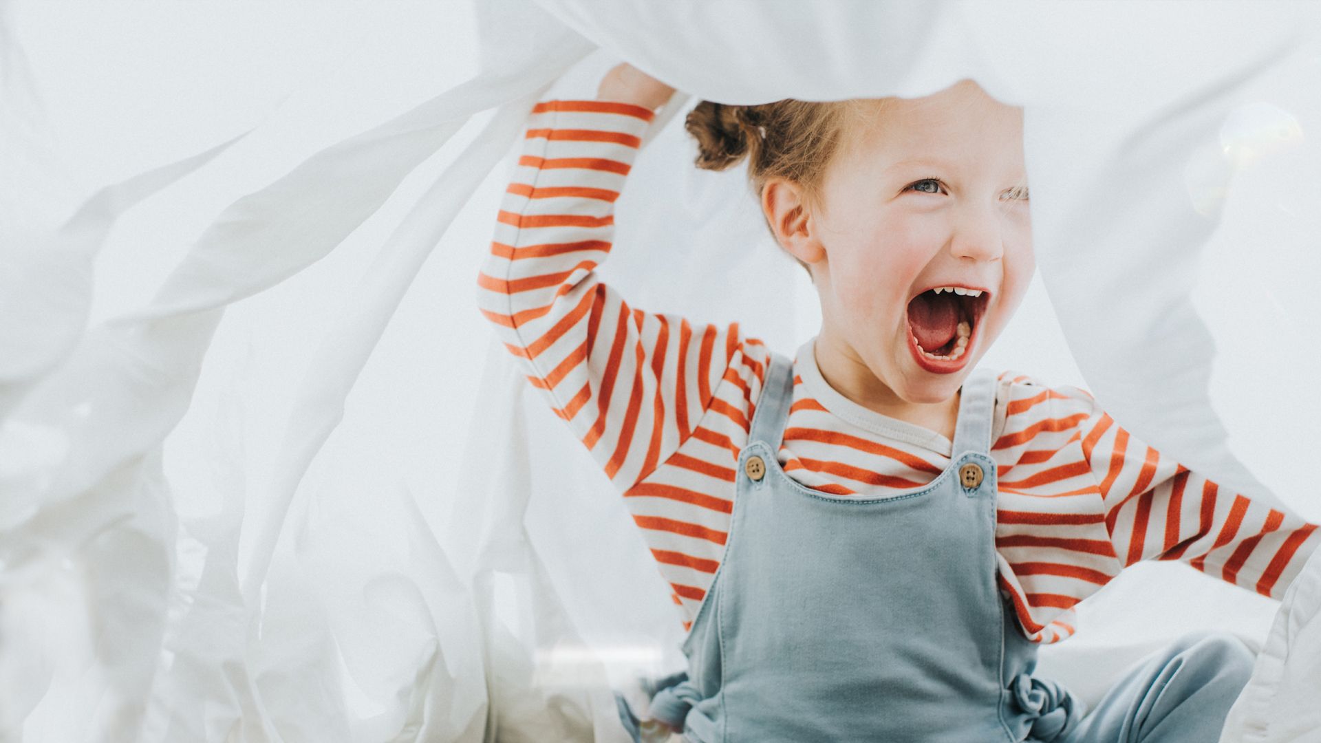 A box of Skip laundry capsules on a sandy beach with text reading: impeccable cleaning, plastic-free packaging.